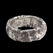 Anillo de plata de ley con textura de roca