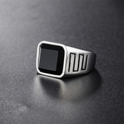 Anillo de hombre de acero inoxidable con piedras preciosas negras simples
