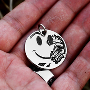 Halber Teufel Smiley-Anhänger aus Edelstahl