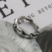 Anillo de acero inoxidable con salpicadura geométrica
