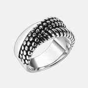 Schlichter Ring aus Edelstahl mit runden Punkten
