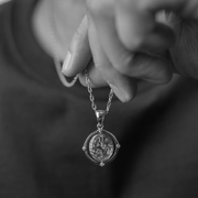 Colgante de plata de ley con brújula